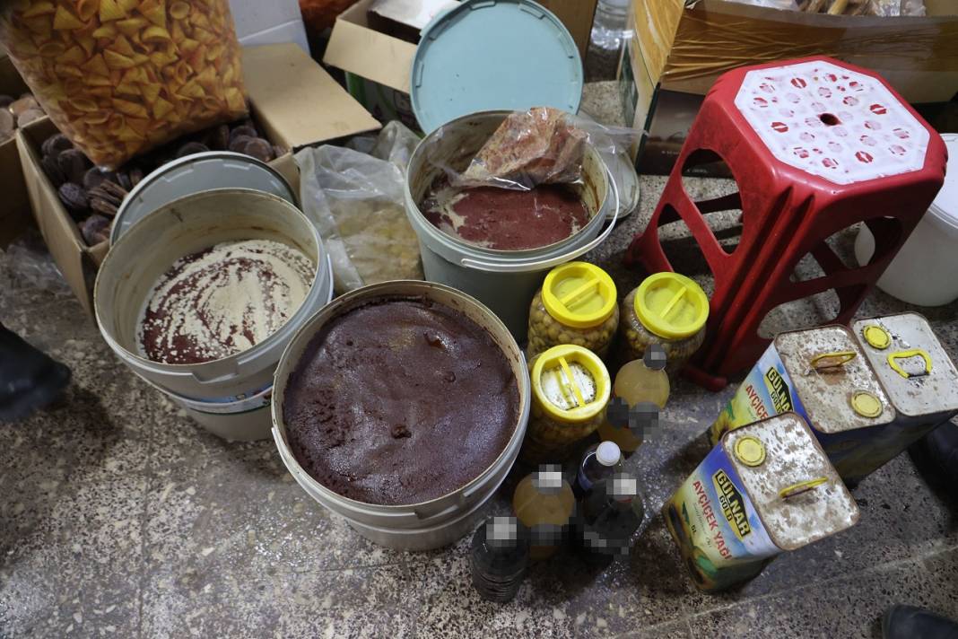 İnsan sağlığını ayaklar altına alan işletme! Yerlerde ölü fareler bulundu,   tarihi geçmiş ürünler tespit edildi 5